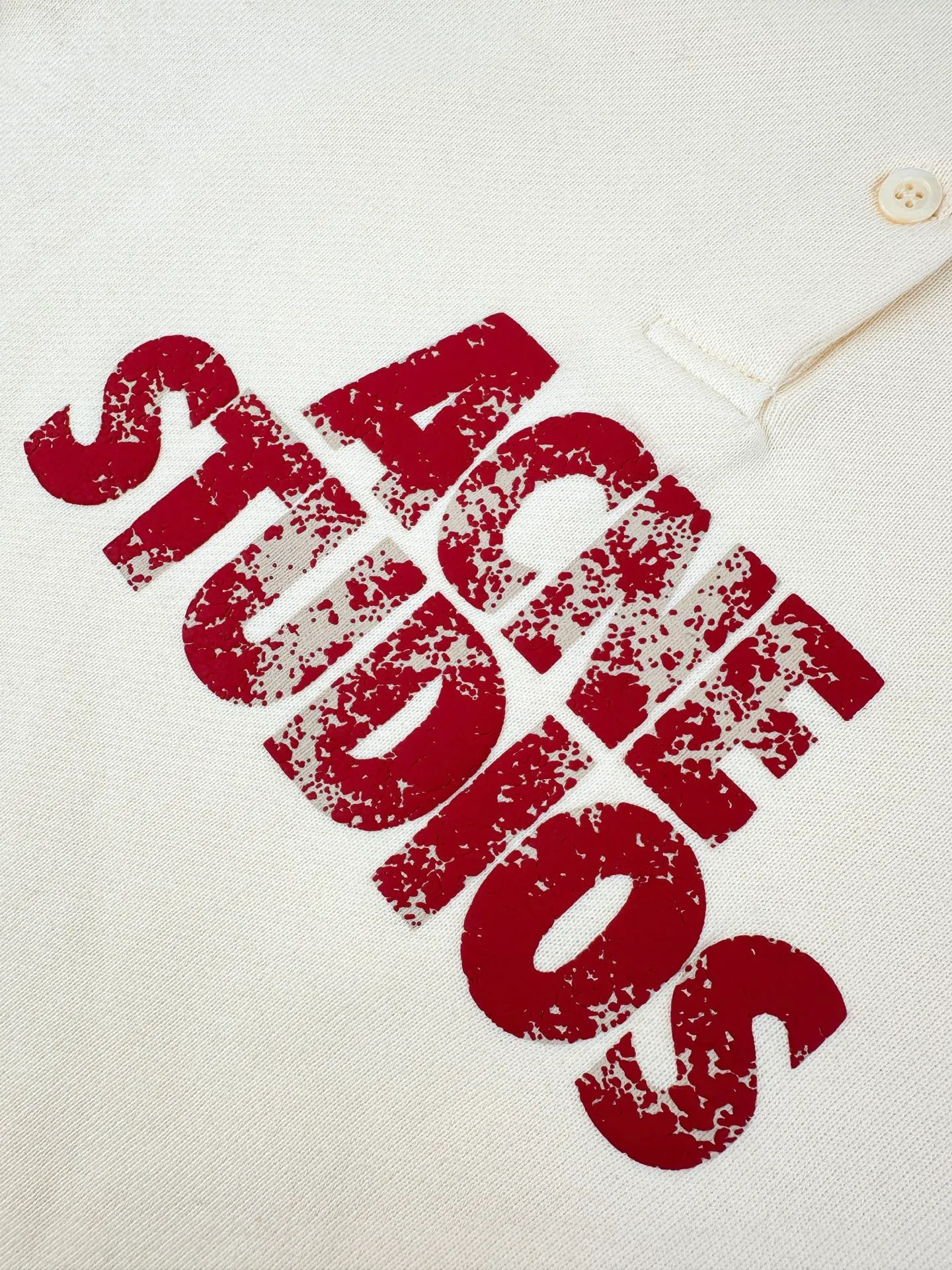 Acnee Studios logo-printed distressed sweatshirt. Customized polar-soled sweatshirt. Thick and soft. Warm velvet to the touch. Cream White ready-to-wear. The fabric surface spreads out with a warm matte texture. It gradually spreads the unique cool and luxurious charm of Scandinavia. The Henry collar half-buttoned placket outlines the soft collar line and elegantly modifies the outline of the neck. The body is engraved with mottled red brand letter prints. The Retro worn texture contains narrative details. Ribbing tightly locks the cuffs and hem, firmly shaping the body, loose and relaxed shoulder silhouette, eliminating redundant decorations. The collision between the soft background color and retro printing interprets the minimalist, relaxed and elegant style of Acne Studios. Process 1: Use an imported fully automatic flat screen printing machine to print the special printing slurry containing microcapsule foam particles on the surface of the fabric. After being heated in a high-temperature drying tunnel, the microcapsules in the slurry expand and swell when cooled and set. Process 2: Gradient distressed spray process. By spraying dyes of different colors on the surface of the fabric, the clothes can show rich color changes under different lights and increase the visual layering. Process 3: Positioned artificial fraying. Local friction and wear on the fabric through manual operations. The surface of the fabric will form a natural damage effect. It is time-consuming and labor-intensive. The daily output is low. Process 4: The fabrics have been fermented and washed. The hand feel and texture are better. It is not easy to deform, not easy to shrink, not easy to fade, and maintains long-term beauty. Accessories: Customized 1:1 Acne buttons Customized 1:1 Acne trademark Version: Loose version Size: S M L XL Style number: CC